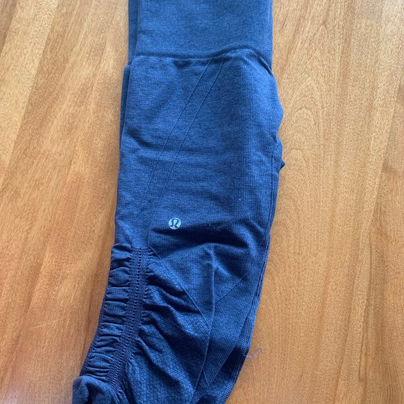 lululemon Taryn Toomey Awakening Crop size 4 - Picture 3 of 4
